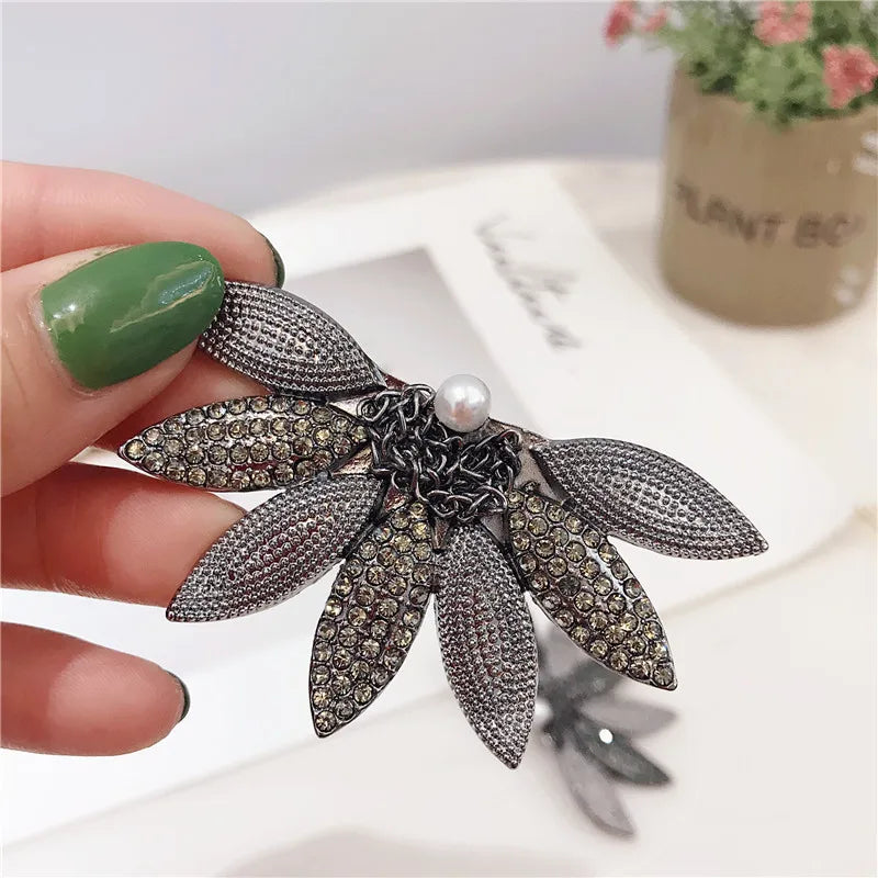 Chic Black Maple Leaf Retro Hair Clips for Women. Elegant Rhinestone Hair Accessories