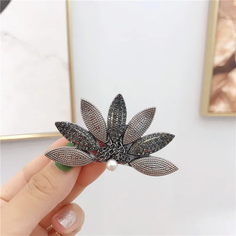 Chic Black Maple Leaf Retro Hair Clips for Women. Elegant Rhinestone Hair Accessories