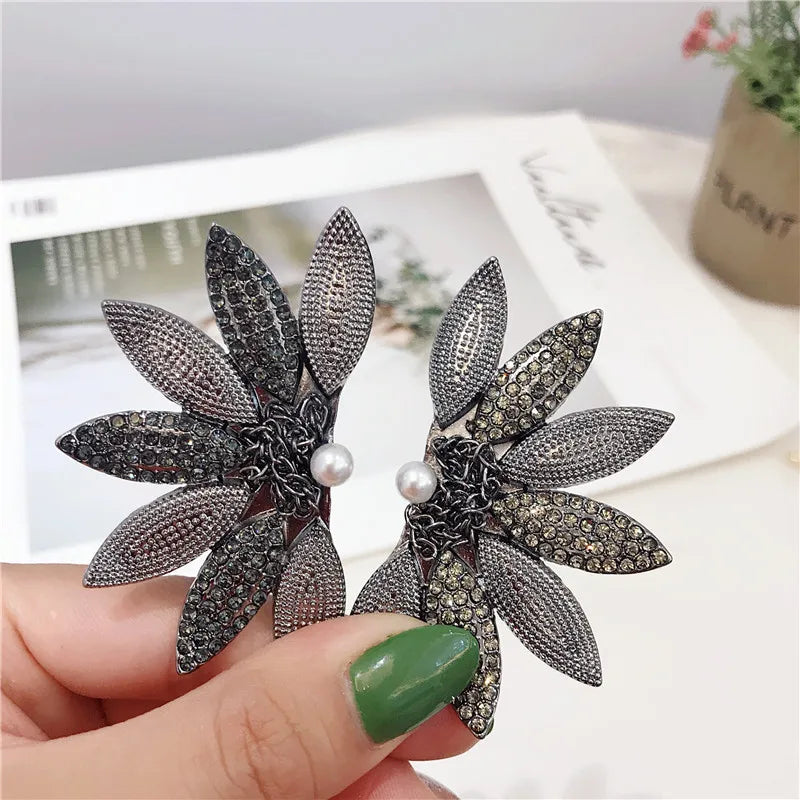 Chic Black Maple Leaf Retro Hair Clips for Women. Elegant Rhinestone Hair Accessories