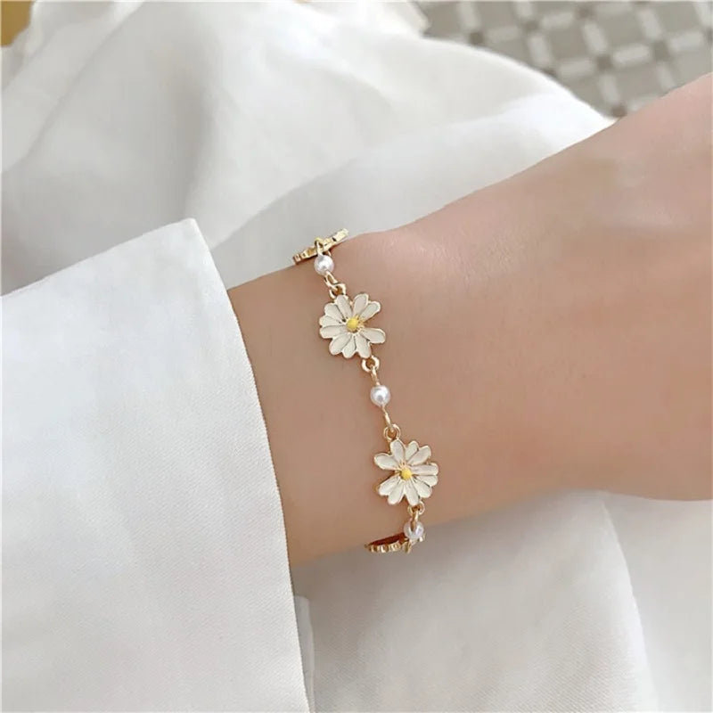 Fashionable Personality Geometric Daisy Flower Necklace & Daisy Flower Bracelet.  Banquet/Birthday/Holiday/Gift Jewelry