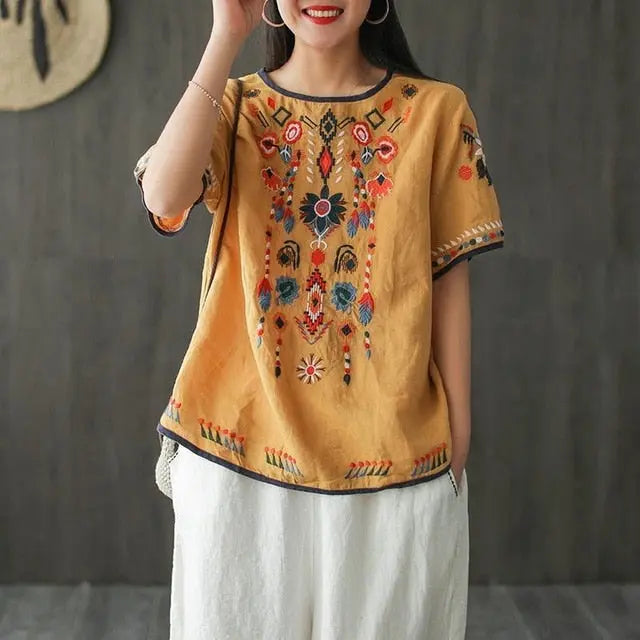 Embroidered Leisure Tee for Women and Girls in a Floral Pattern with O-Neck