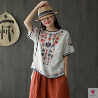 Embroidered Leisure Tee for Women and Girls in a Floral Pattern with O-Neck