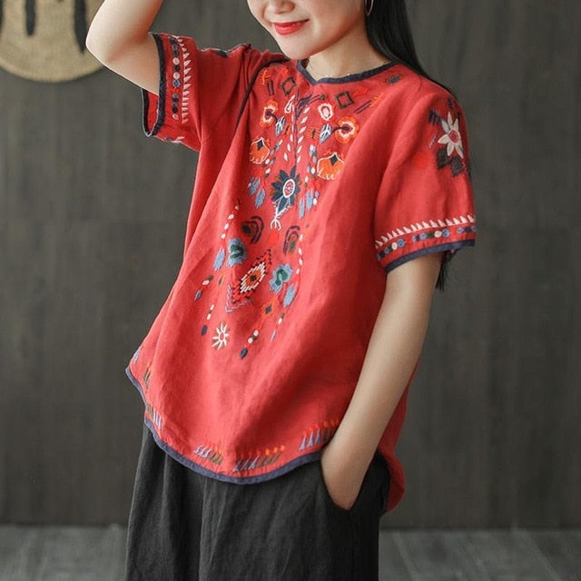 Embroidered Leisure Tee for Women and Girls in a Floral Pattern with O-Neck